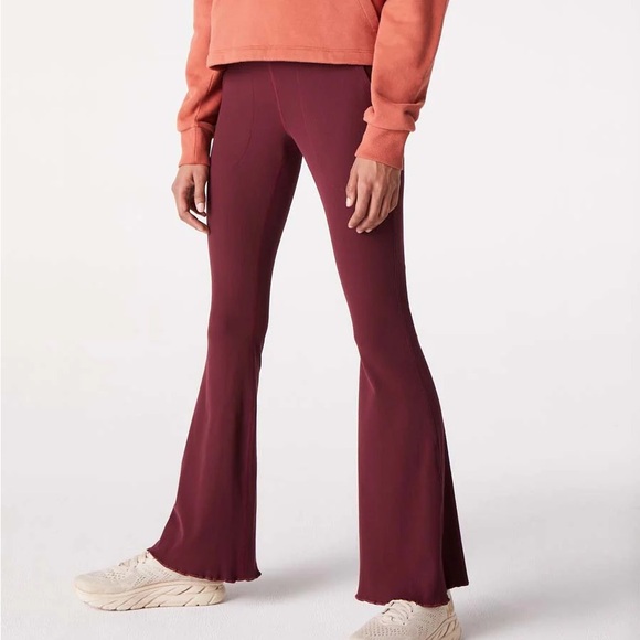 Outdoor Voices SuperForm Rib Flare Pant Stretchy Bell Bottom In Burgundy Size xs - Picture 1 of 12